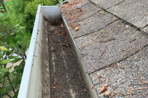Protective gutter cleaning services Orange County - Solar Sparkle